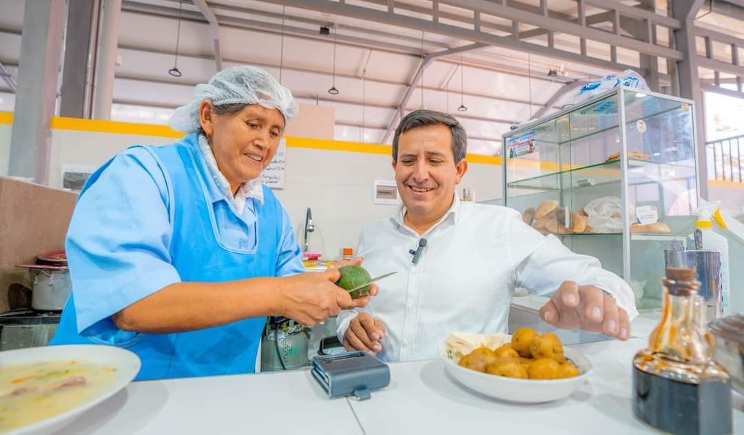 ALCALDE RAÚL PEÑA, SE HACE PRESENTE EN EL REINICIO DEL MODERNO Y REMODELADO MERCADO CENTRAL DE ABANCAY