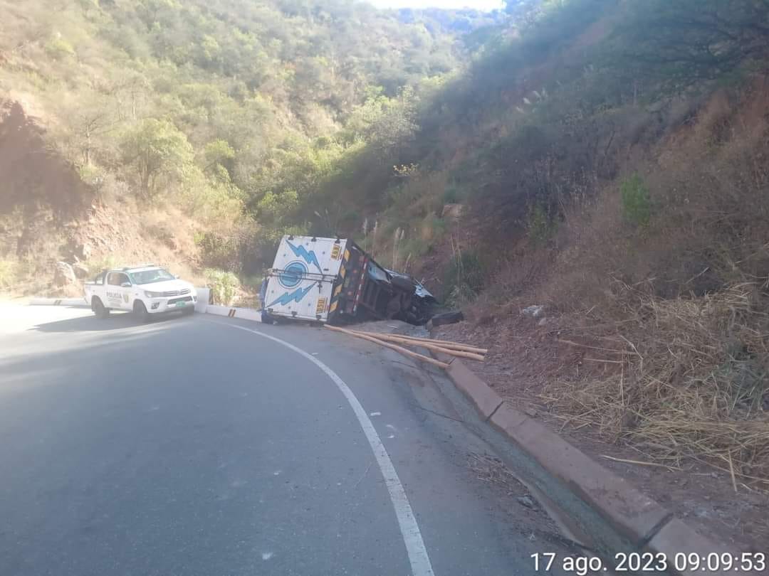 CAMION CON MADERA SE DESPISTA Y DEJA 3 HERIDOS EN LA VIA CHINCHEROS-AYACUCHO 