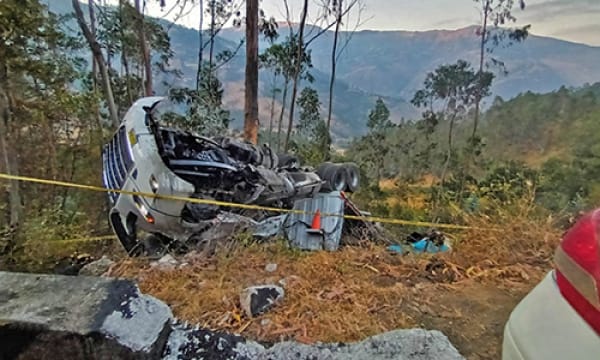 TRÁILER CARGADO DE MATERIALES DE CONSTRUCCION SE DESPISTÓ EN SAN ANTONIO