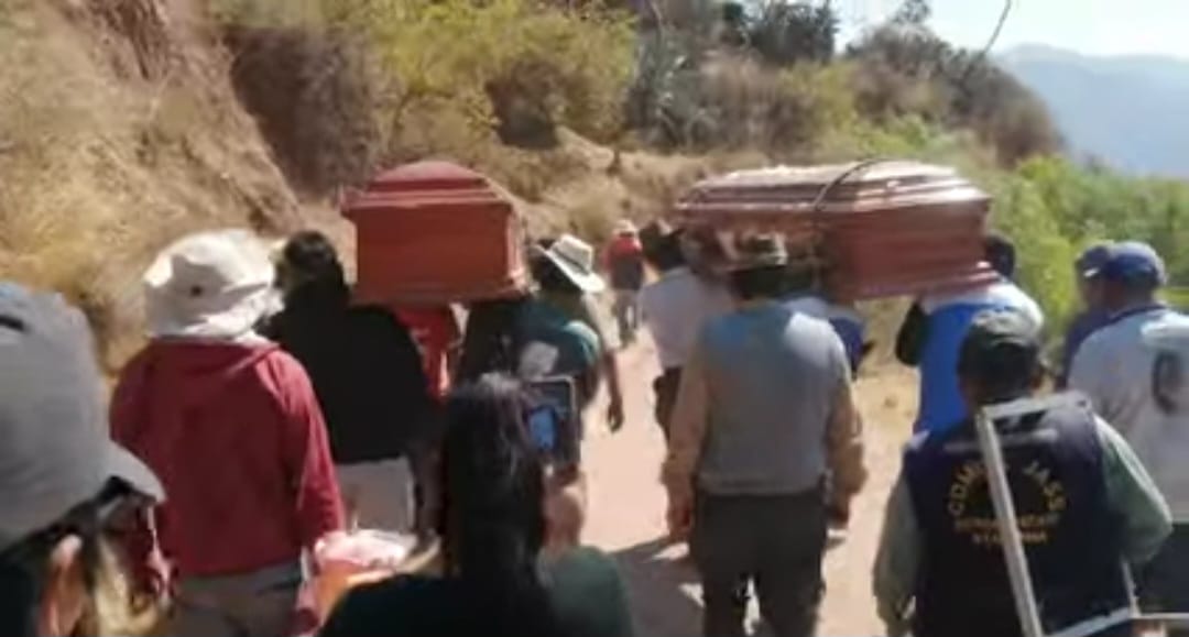 ENTIERRAN A LOS FALLECIDOS DEL INCENDIO DE IHUAYLLO 