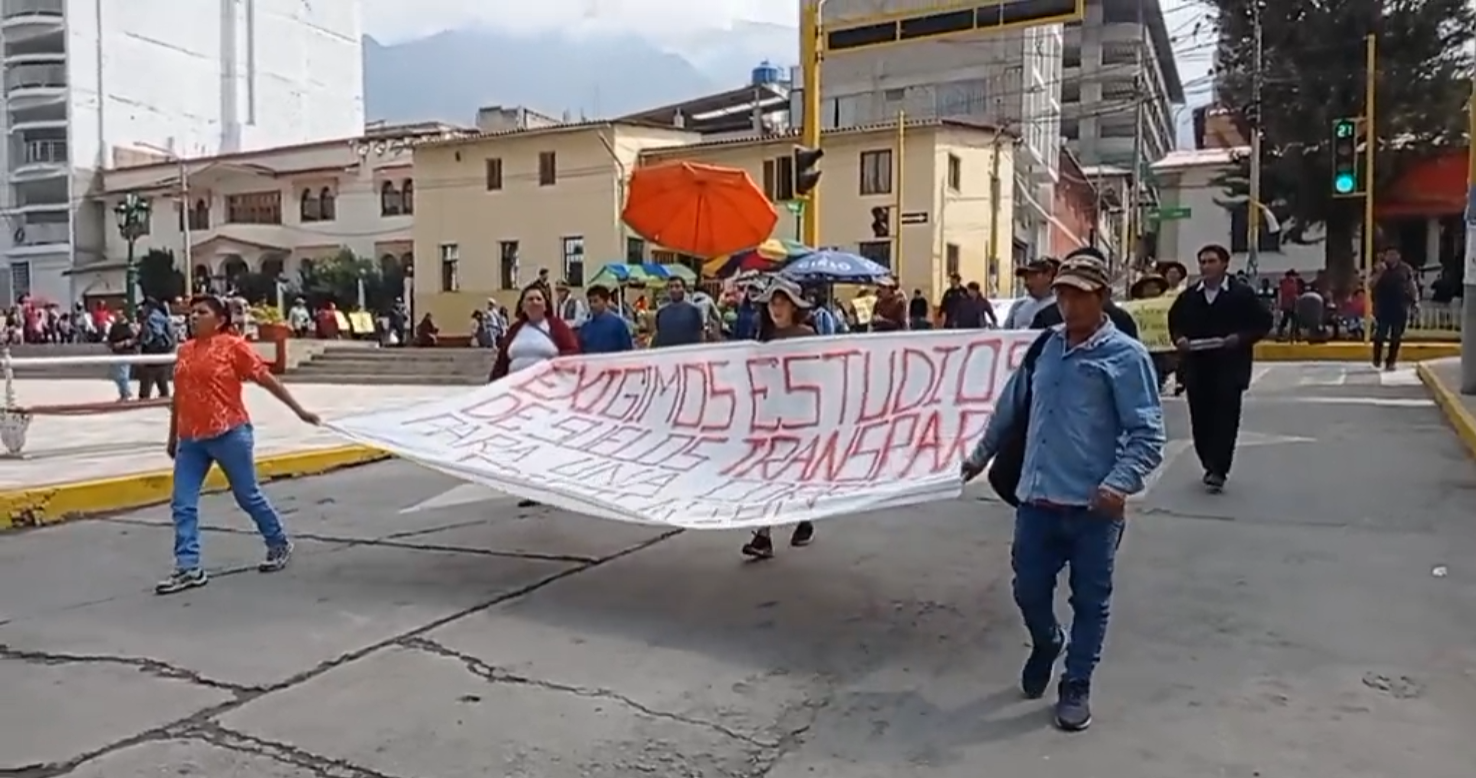 POBLADORES DE PROGRESO MARCHAN HASTA SEDE DEL GORE APURÍMAC PARA EXIGIR REINICIO DE OBRA 